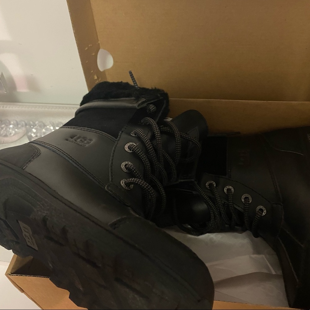 Ugg boots for sale little kid unisex.